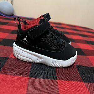 Nike Infants Black and Red Sneakers with White Sole Size 5c